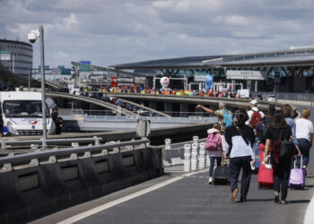 Stuck bags add to tangles at Paris airports amid travel boom – Arab News